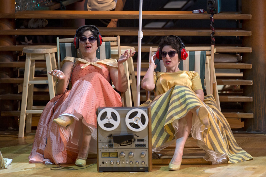 на фото: сцена из оперы 