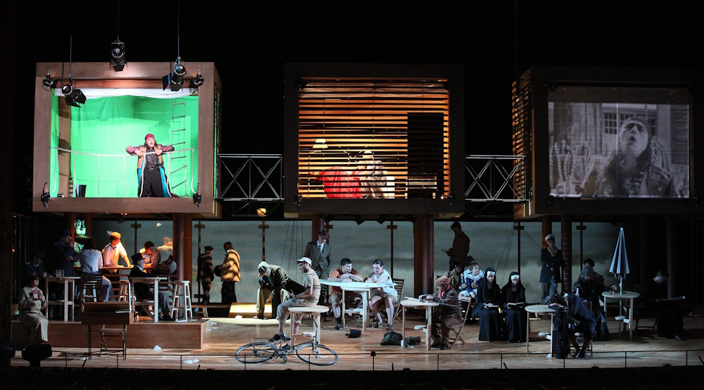 на фото: сцена из оперы 