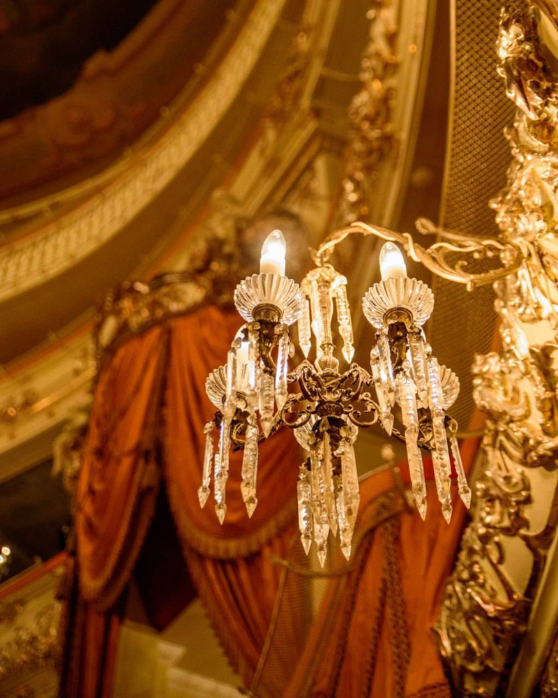 на фото: зал Михайловского театра