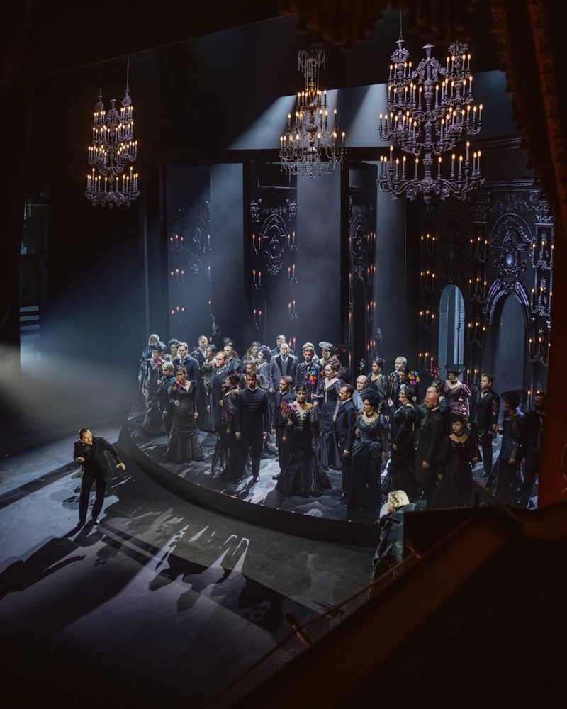 на фото: сцена из спектакля "Пиковая дама" в постанове Владимира Кехмана