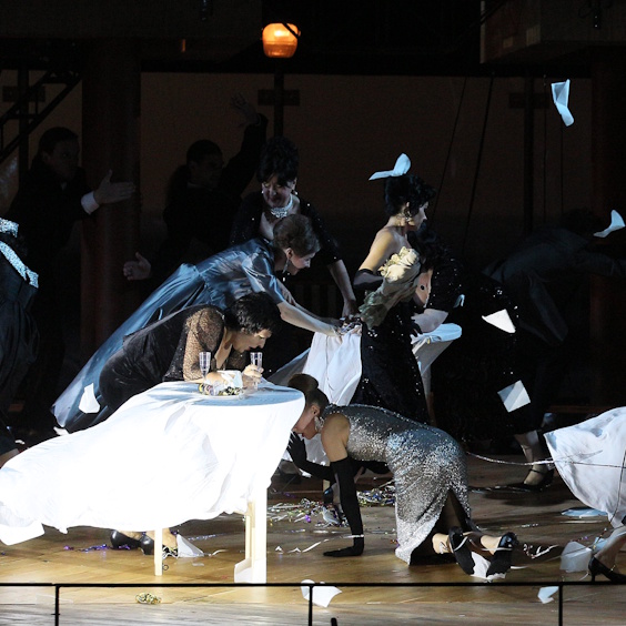 на фото: сцена из оперы 