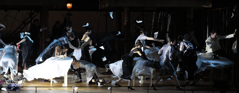 на фото: сцена из оперы 