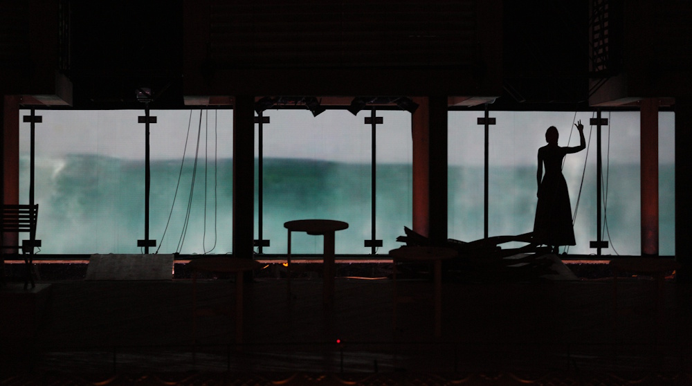 на фото: сцена из оперы 