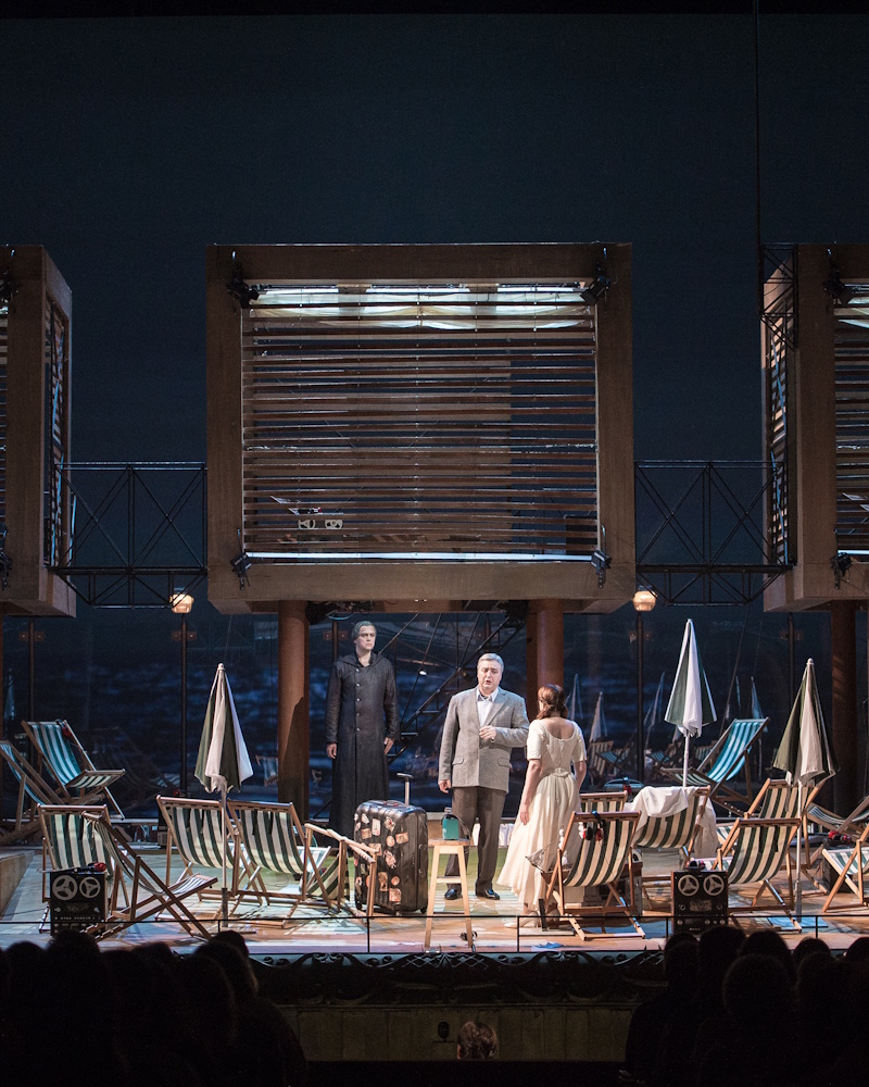 на фото: сцена из оперы 