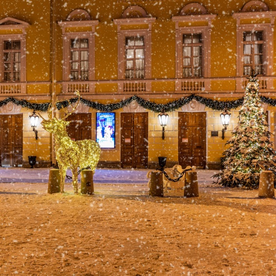 на фото: Новогодний фасад Михайловского театра