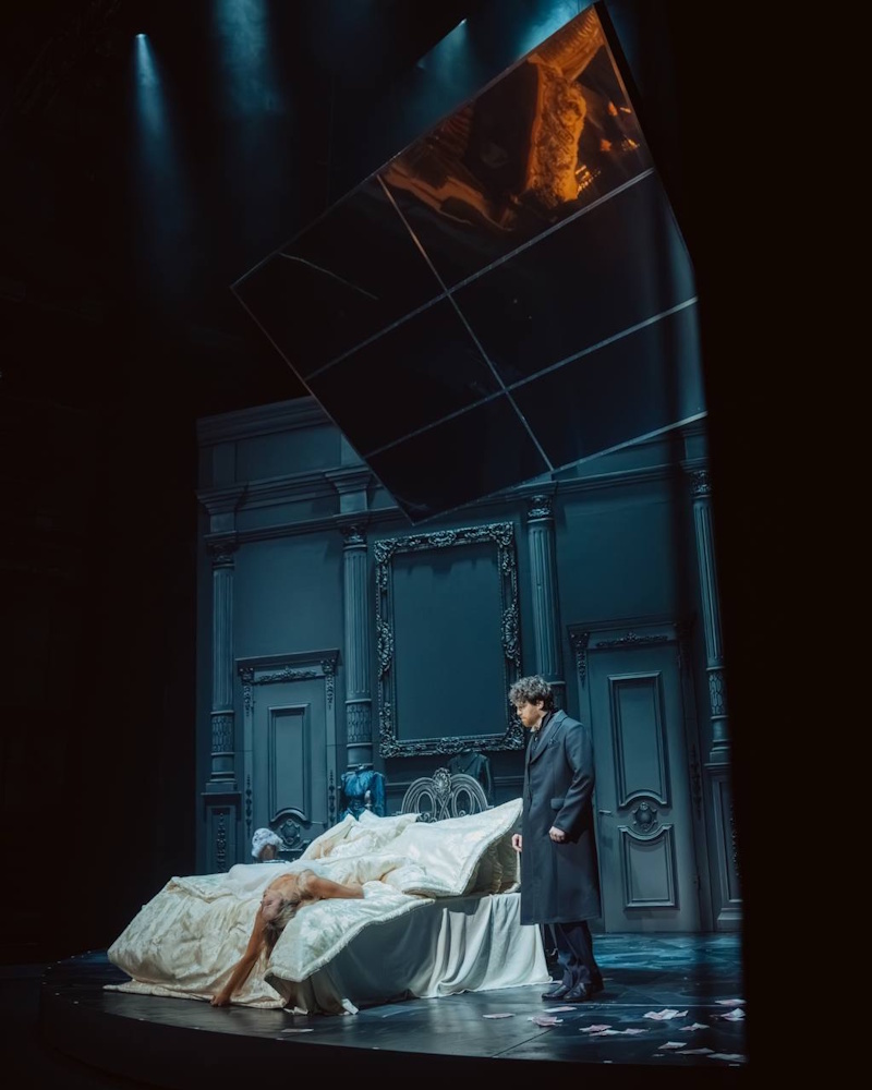 на фото: сцена из спектакля "Пиковая дама" в постановке Владимира Кехмана