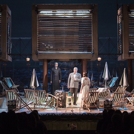 на фото: сцена из оперы 