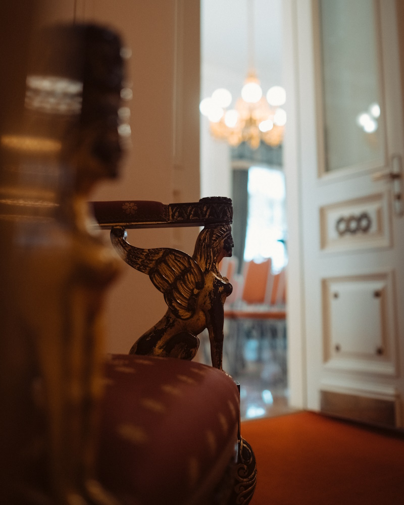 на фото: подкова фойе бельэтажа Михайловского театра