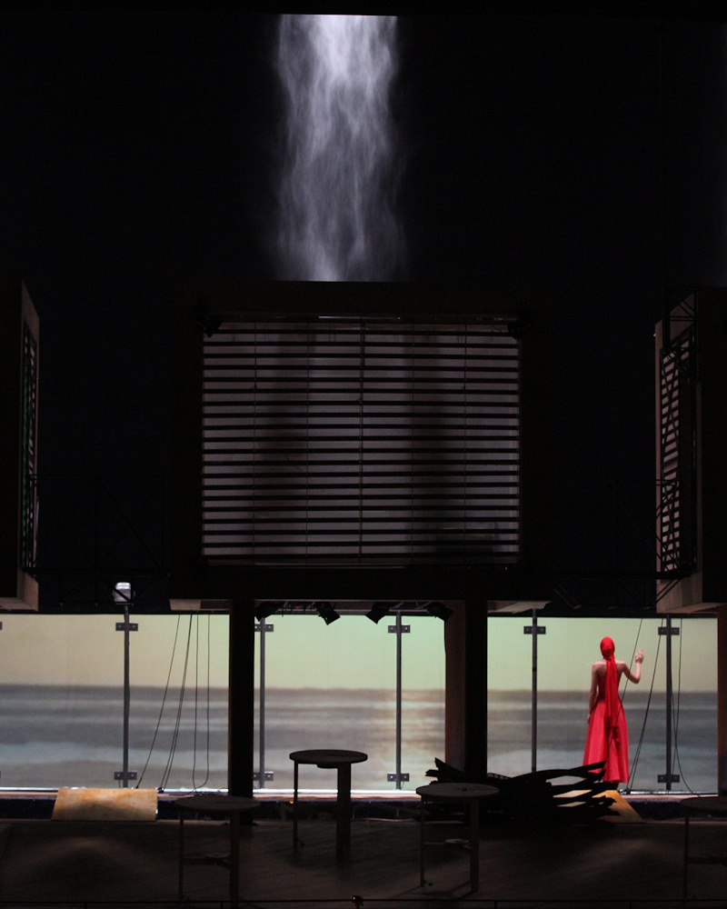 на фото: сцена из оперы 