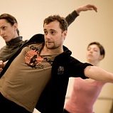 «Минорные сонаты» — балет без сюжета, поэтому хореограф Слава Самодуров объяснял артистам, «про что движение»